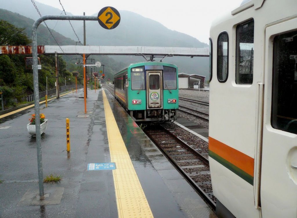 Die KIHA 48 der Takayama Linie - an der Gebietsgrenze JR Central/JR West: Zwar fahren Intercity an der Gebietsgrenze zwischen den beiden JR durch, im Lokalverkehr muss umgestiegen werden. KIHA 48 6812 der JR Central (rechts) hat von Süden her die  Grenzstation  Inotani erreicht, nun geht es weiter im kleinen KIHA 120 344 der JR West. 2.Oktober 2009. 