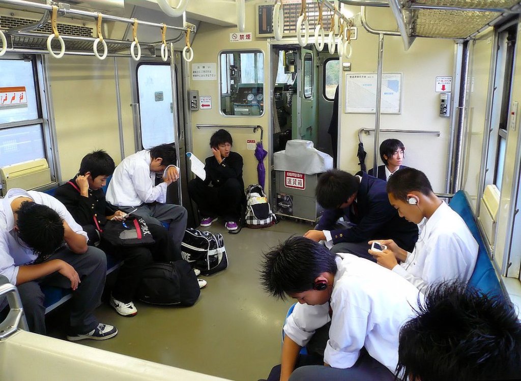 Die KIHA 48 der Takayama Linie - Heimfahrt: Schüler fahren nach einem langen Tag an der Oberschule von Takayama in ihre Dörfer zurück. Im Wagen KIHA48 6812, 2.September 2009.