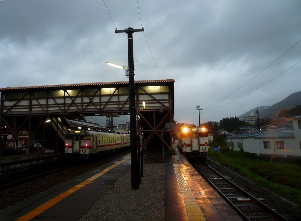 Die KIHA 48 der Takayama Linie - Heimfahrt: es ist fast Nacht geworden, noch immer tobt der Sturm, die letzten Schüler haben ihre Dörfer erreicht. In Hida Hagiwara stehen KIHA48 3814 und KIHA48 3816, 2.Oktober 2009. 