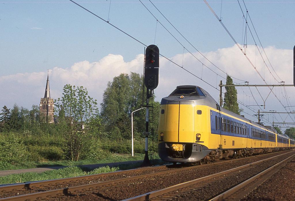 Die Kirche von Best und der Koplooper 4089 auf dem Weg nach Tilburg 
bilden diese Bildkomposition am 9.5.1997 um 18.47 Uhr in den Niederlanden.