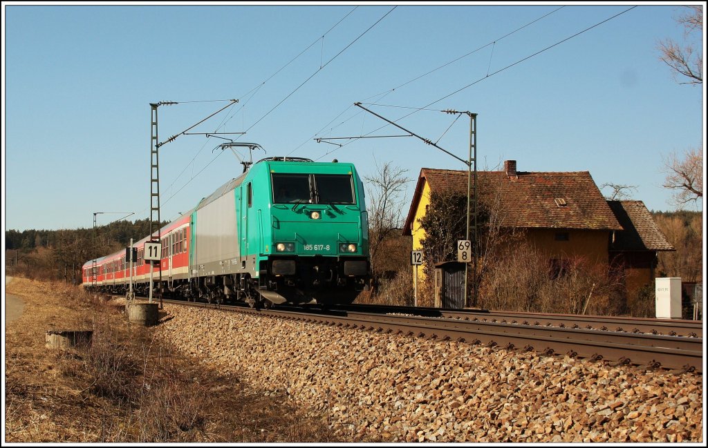 Die  Klassiker Stelle  in P�lling ist wohl diese hier. Aber gerade aus diesem Grund m�chte ich nur ein Bild von dieser zeigen, es gibt ja schon so viele. Zu sehen ist 185 617 mit der S3 von N�rnberg nach Neumarkt. (07.03.2011)