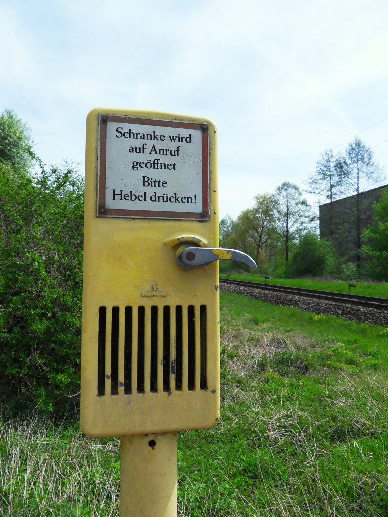 Die klassische Anrufschranke wird auch immer seltener. Am Bahnhof Weichering gibt es sie noch so gesehen am 30.04.2012.