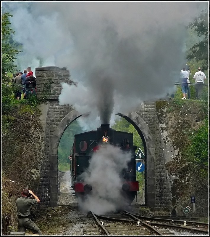 Die kleine alte Brcke in Dorrine-Durnal wurde am 14.08.10 in eine Rucherkammer fr Bahnfotografen umfunktionniert, als der Museumszug den Bahnhof in Richtung Purnode verlsst. (Jeanny) 
