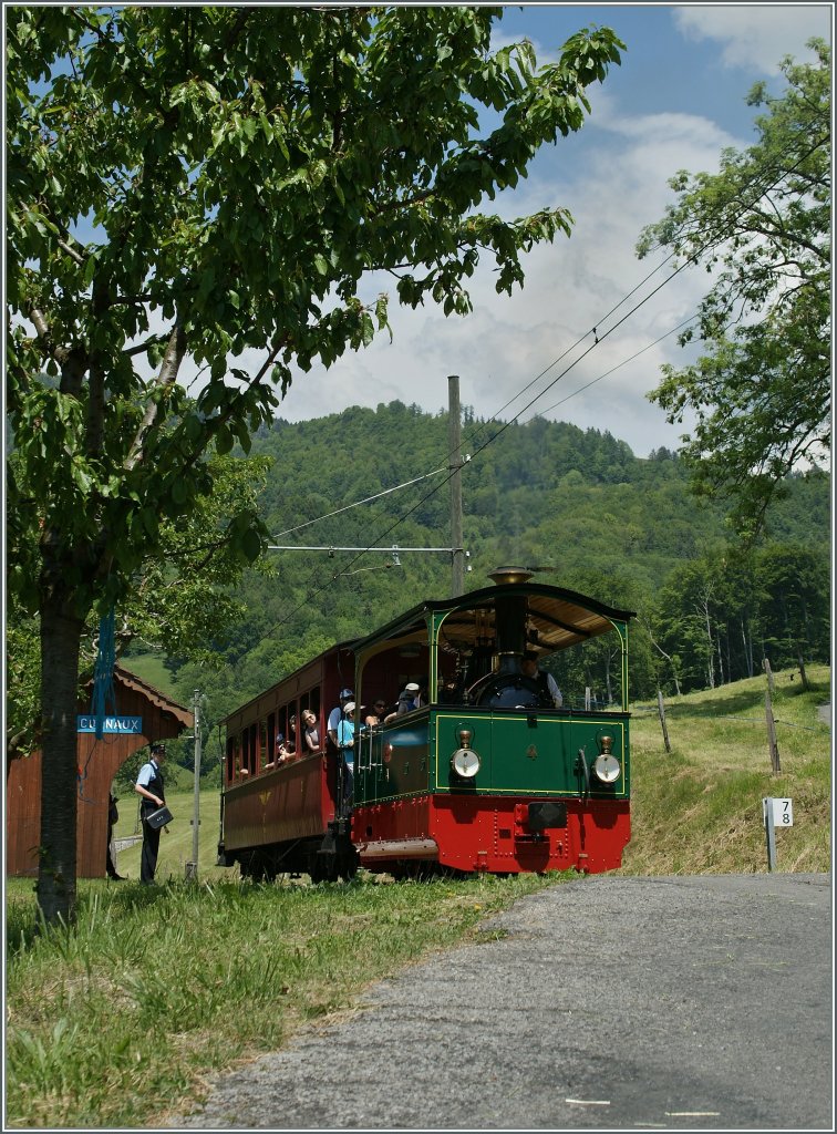 Die kleine Dampfbahn Trambahnlok mit einem NStCM Reisezugwagen beim Halt in Cornaux.
B-C Pfingstdampf Festival am 27. Mai 2012