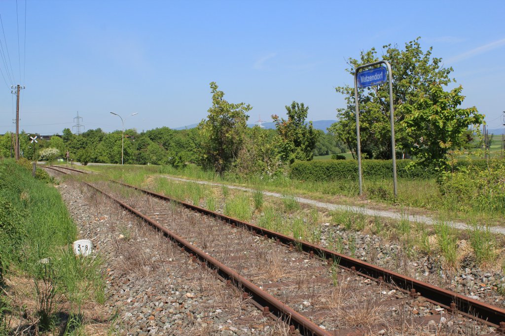 Die kleine Haltestelle Matzendorf an der Gutensteinerstammstrecke, liegt zwischen der selten befahrenen Teilstrecke Wittmannsdorf und Wllersdorf, Mai 2011