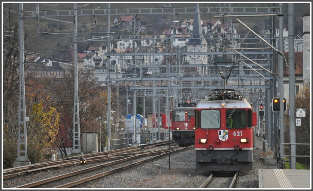 Die kleine Rote ganz gross in Chur Wiesental. Gterzug mit Ge 4/4 II 621  Felsberg  vor der Re 4/4 II 11150 mit IR782 bei Chur Wiesental. (01.12.2011)