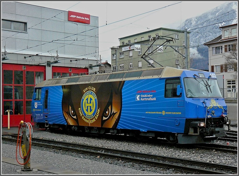 Die  kleine Rote  prsentierte sich am 23.12.09 in blau mit ihrer Werbung fr den Eishockeyclub Davos. (Hans) 