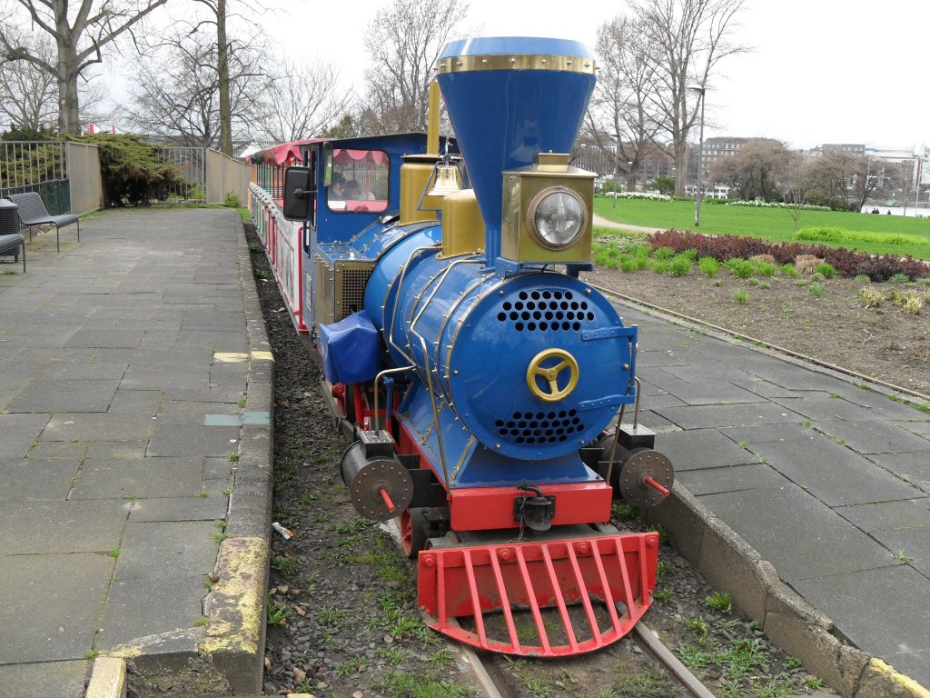 Die kleine Westernlok,die frher mal eine Feldbahndiesellok von Schma war.Kleinbahn im Rheinpark in Kln.