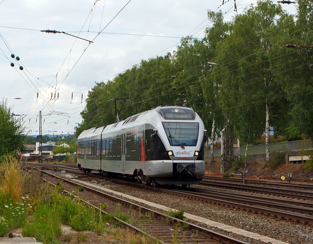 Die kleinste Stadler FLIRT Variante ist der 2-teilige Stadler Flirt (BR 426.1), und wurde bis dato nur an die Abellio Rail NRW geliefert.
ET 22002 der Abellio Rail NRW fhrt am 10.08.2013 als RB 91 (Ruhr-Sieg-Bahn) die Verbindung Hagen-Siegen auf der KBS 440 (Ruhr-Sieg-Strecke), hier kurz hinter dem Bahnhof Kreuztal.

Technische Daten (Quelle: Stadler Rail):
Achsanordnung: Bo’2’2 
Lnge ber Kupplung: 42.066 mm 
Fahrzeugbreite:  2.880 mm
Fahrzeughhe; 4.185 mm
Dauerleistung am Rad: 1.000 kW
Max. Leistung am Rad: 1.300 kW 
Hchstgeschwindigkeit:160 km/h 
Eigengewicht:  76 t
Anfahrbeschleunigung: 0,83 m/s“

