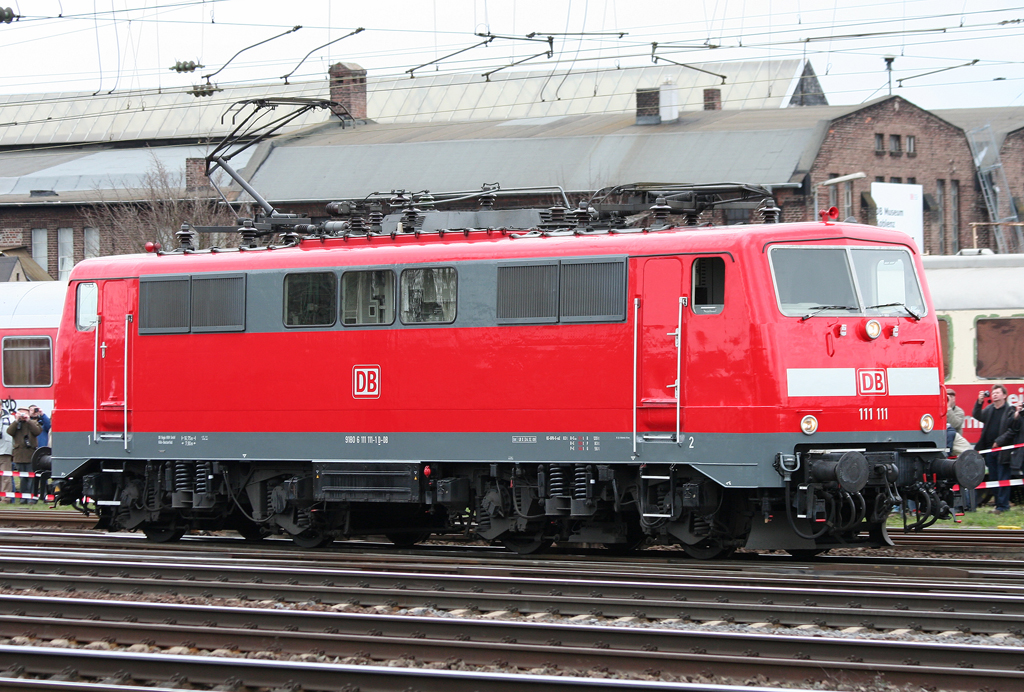 Die Kln Deutzerfelder 111 111 rollt whrend der Lokparade anlsslich des 175 Jahre Eisenbahn Jubilums durch Koblenz Ltzel am 03.04.2010