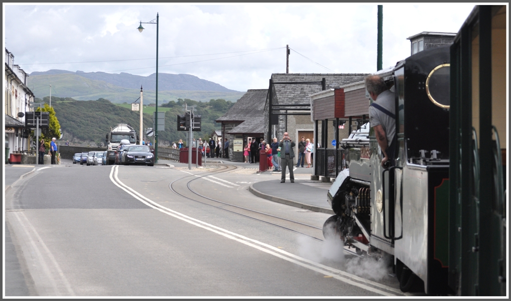 Die Knacknuss bei der Verbindung der Welsh Highland Railway und der Ffestiniog Railway letztes Frhjahr war der kurze Strassenabschnitt in Porthmadog. (14.08.2011)