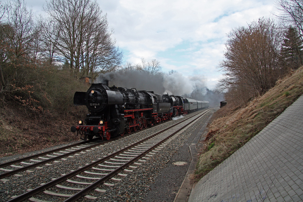 Die knapp 200t Wagenzuglast stellten auch an der kleinen Steigung in T�ppeln f�r die beiden Dampfloks kein Problem dar.