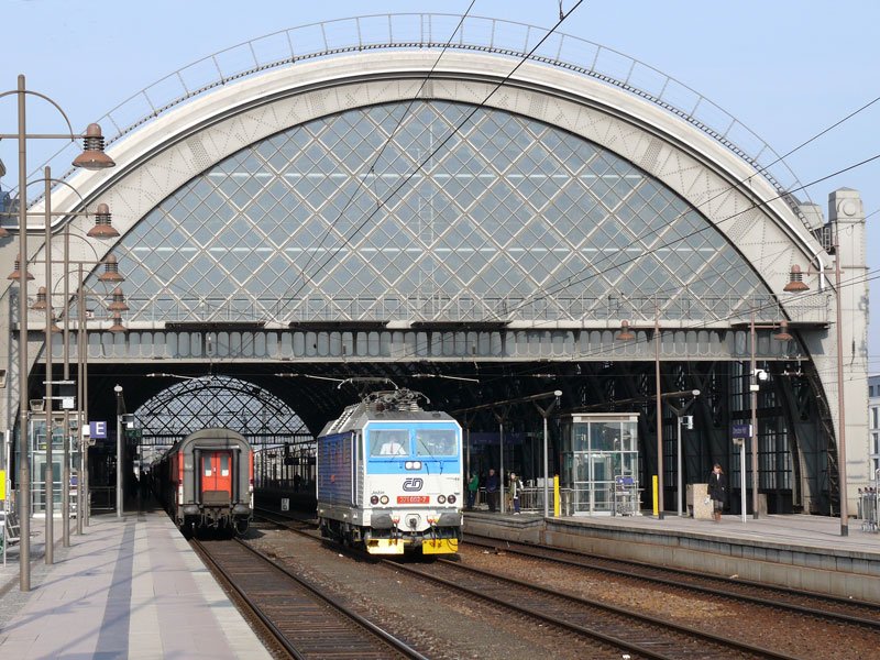 Die Kndelpresse CD 371 002  Join  (sprich Joschin) hat den EC 178 aus Praha (Prag) nach Dresden Hbf gebracht und begibt sich nun bis zur bernahme des EC 173 in die Gegenrichtung zu ihrer Ruheposition; 18.03.2010 
