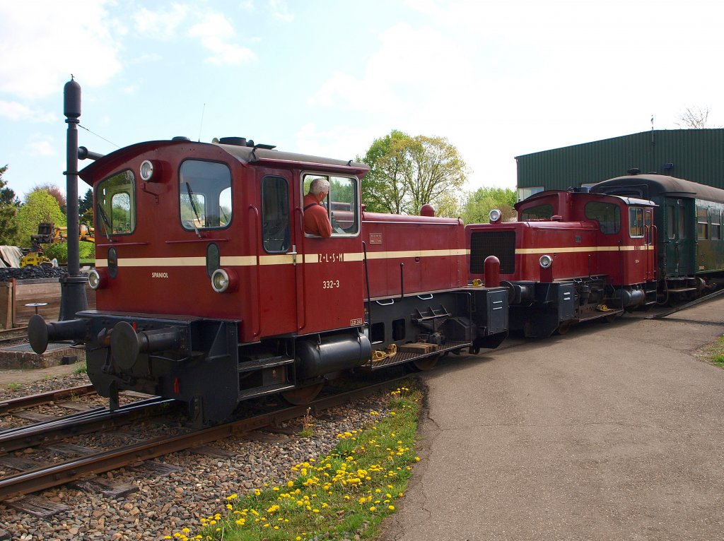 Die K�f  Spaniol  der S�dlimburgischen Dampfeisenbahngesellschaft (ZLSM) schiebt K�f  Conrad  und mehrere Wagen in die Werkstatthalle im Bw Simpelveld. 