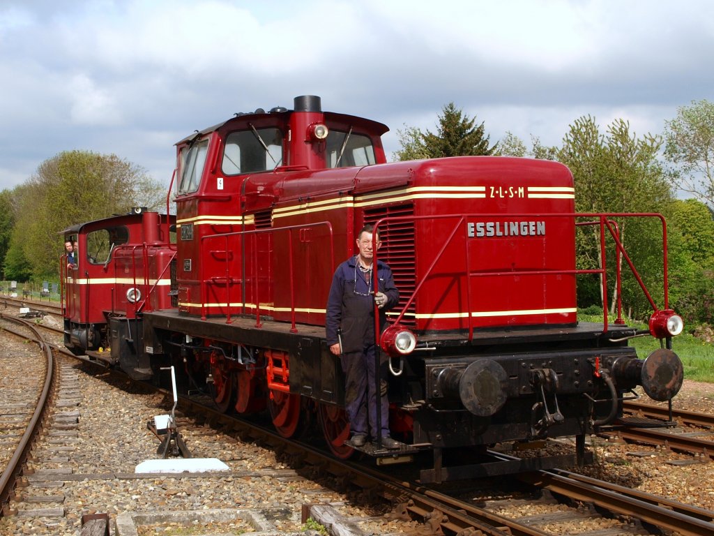 Die Kf  Spaniol  der Sdlimburgischen Dampfeisenbahngesellschaft (ZLSM) schiebt EH 244 im Bw Simpelveld auf eine Grube um dort Wartungsarbeiten zu erledigen. 