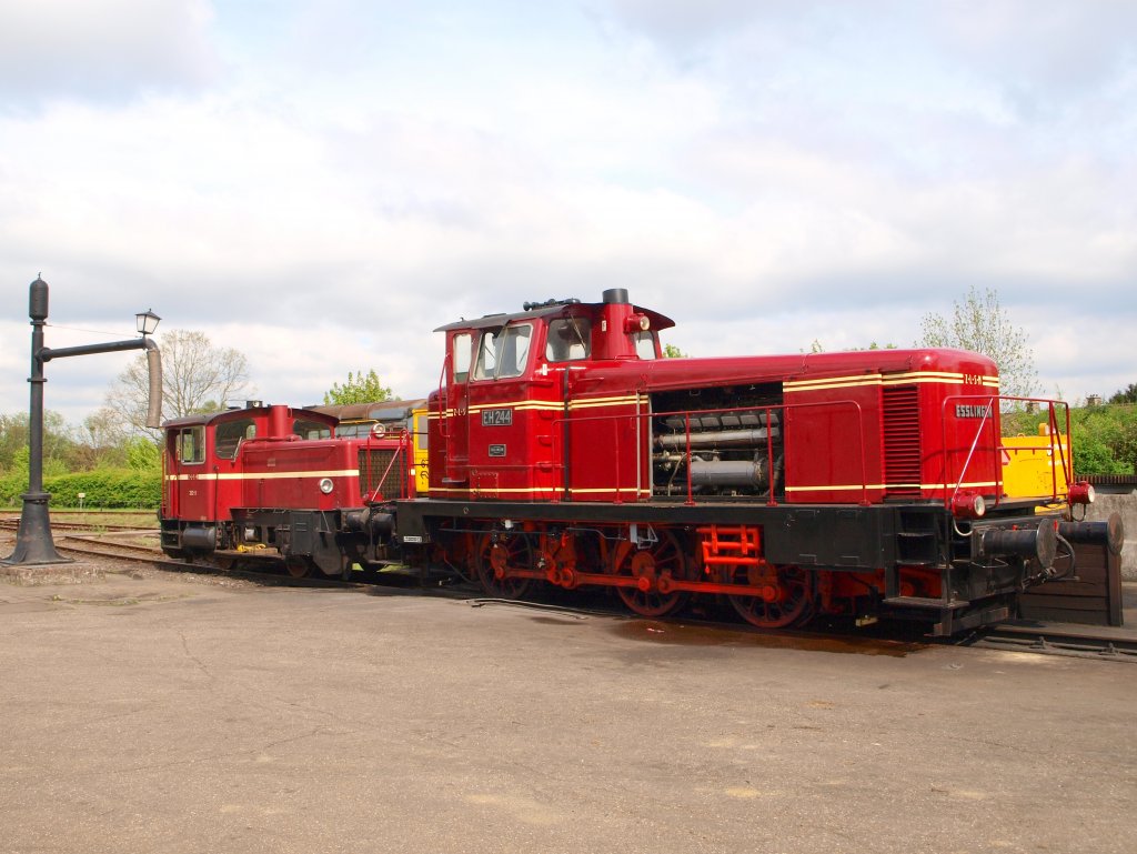 Die Kf  Spaniol  der ZLSM und EH 244 stehen im Bw Simpelveld auf einer Grube um dort Wartungsarbeiten zu erledigen. Bei der V60 kann man sehr gut den mchtigen 12 Zylinder MAN Motor mit 700 Ps Leistung sehen. Ps: der Wasserkran links im Bild ist noch im Betrieb, er wird fr die schwedischen Dampfloks der ZLSN bentigt.