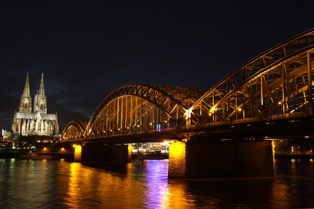 Die Klner Hohenzollernbrcke am frhen Abend (19.00 Uhr).
Im Hintergrund der khl beleuchtete Dom.
Kln, der 21.2.2010