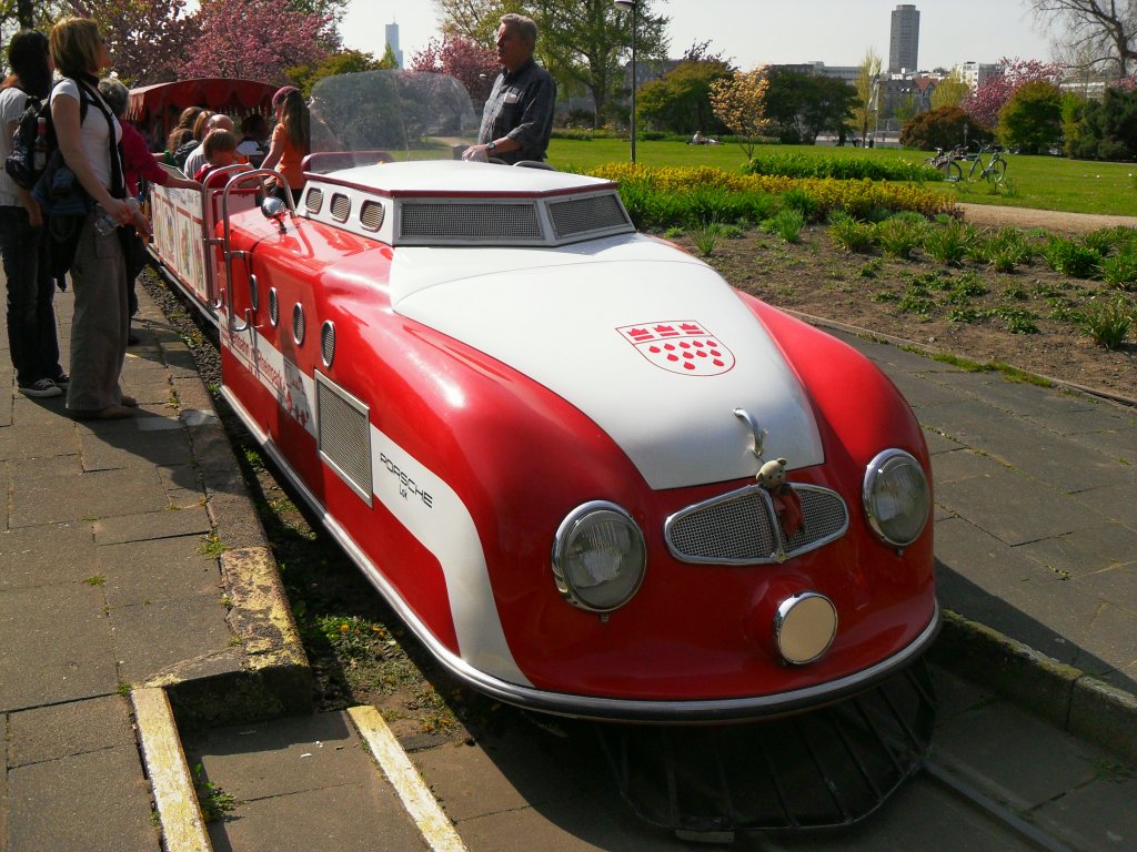 Die k�lner Porsche-Lok bei der Kleinbahn im Rheinpark am 24.4.10.
