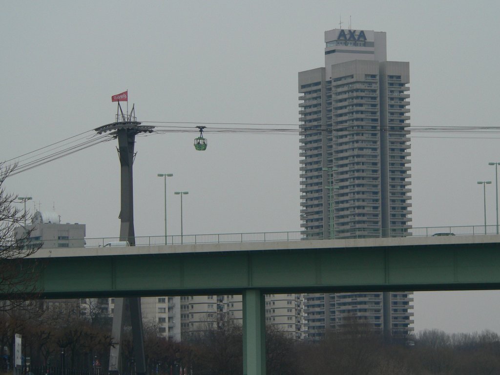 Die Kölner Rheinseilbahn erklimmt zur Überwindung des Rheins beträchtliche Höhen. 3.4.2013