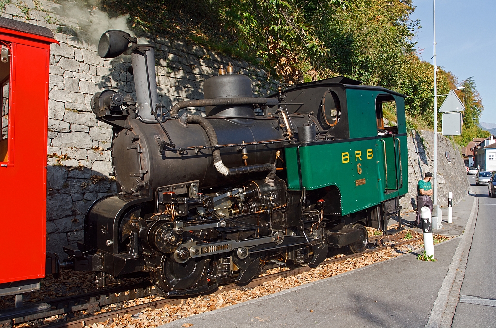 Die Kohle befeuerte BRB 6 steht am 30.09.2011 auf den letzten Metern Gleis am BRB Bahnhof Brienz. Die H 2/3 Baujahr 1933 (2. Generation) wurde unter der Fabrik-Nr. 3567 bei der Schweizerische Lokomotiv- und Maschinenfabrik (SLM), Winterthur gebaut.