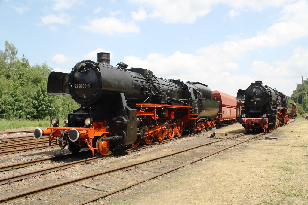 Die Kohlenstaublok 52 9900-3 und ihre Reko-Schwester 52 8183-1 am 05.06.2011 im Eisenbahnmuseum Schwarzenberg. 

