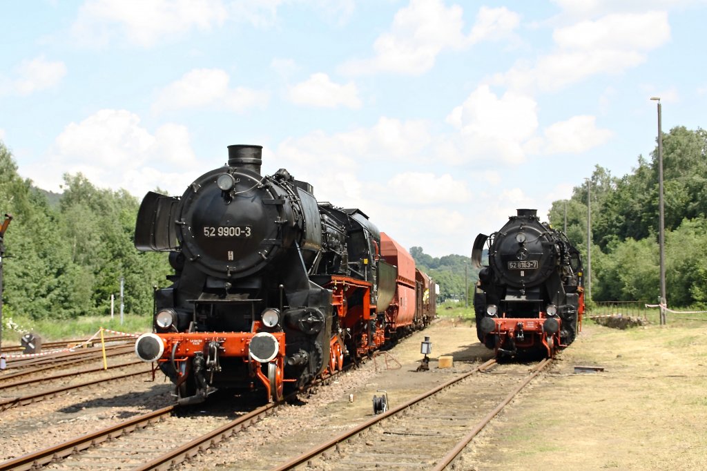 Die Kohlenstaublok 52 9900-3 und ihre Reko-Schwester 52 8183-1 am 05.06.2011 im Eisenbahnmuseum Schwarzenberg. 

