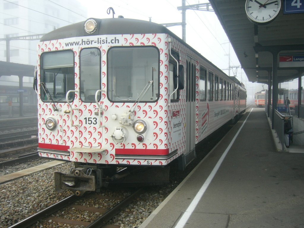 Die Komposition Be4/4 103+ Bt153  Hrlisi  wartet an einem nebligen Oktobertag im Bahnhof Langenthal um die Fahrgste nach St. Urban zu bringen. 14.10.2005