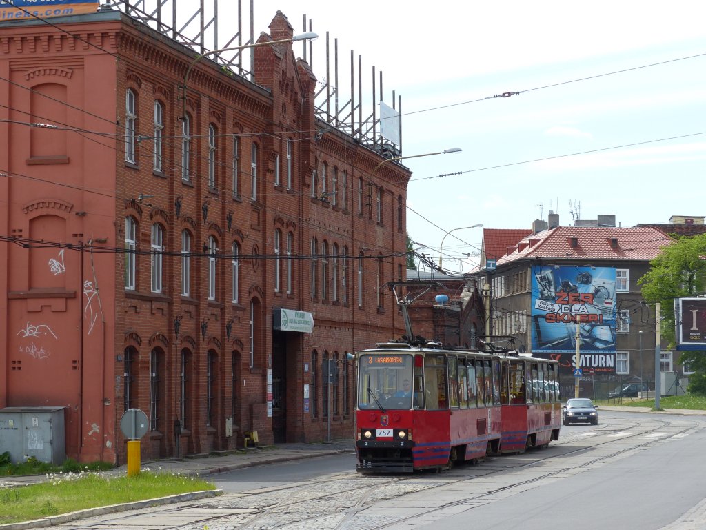 Die Konstal 105Ng (hier Nummer 757) ist ein Umbau aus alten Konstal 105Na, diese Modernisierung fand in den Jahren 2000 und 2001 statt. Hier nhert sich eine Tram auf der Linie 3 nach Las Arkoński, dem Hauptbahnhof Stettin. 12.5.2013