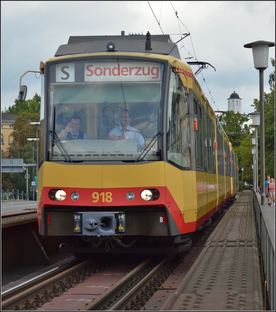Die Konstanzer, h Verzeihung, Karlsruher Straenbahn... auf der Rheinbrcke in Konstanz. Im August 2012. Und einen Gru zurck an die beiden Lokfhrer, die sich ber die Aufmerksamkeit am Rande der Strecke sichtlich gefreut haben.
