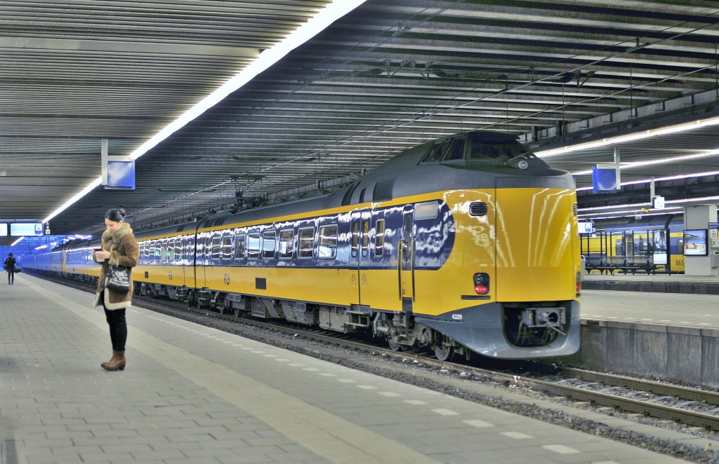 Die Koploper 4229 u.a. mit IC nach Enschede hier bei Abfahrt in Den Haag CS am 17.02 2011.