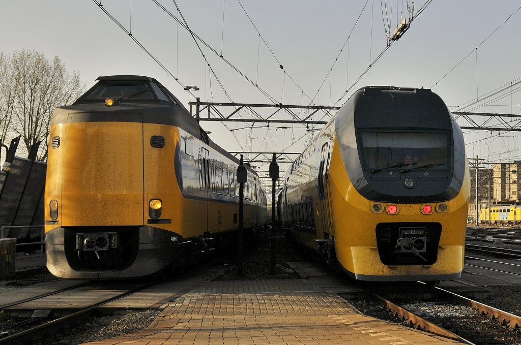 Die Koploper und VIRM (die tf grusst mit rot) bei einfahrt von Utrecht CS am 09.04 2011.