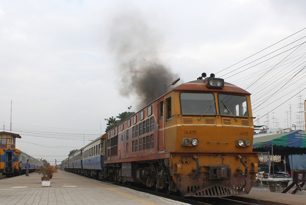 Die Kraftstoffverbrennung der ADD 4415 (Co'Co', de, Alsthom, Bj.1985) drfte offensichtlich nicht ganz optimal sein. Bf. Nakhon Pathom am 06.Dezember 2010.