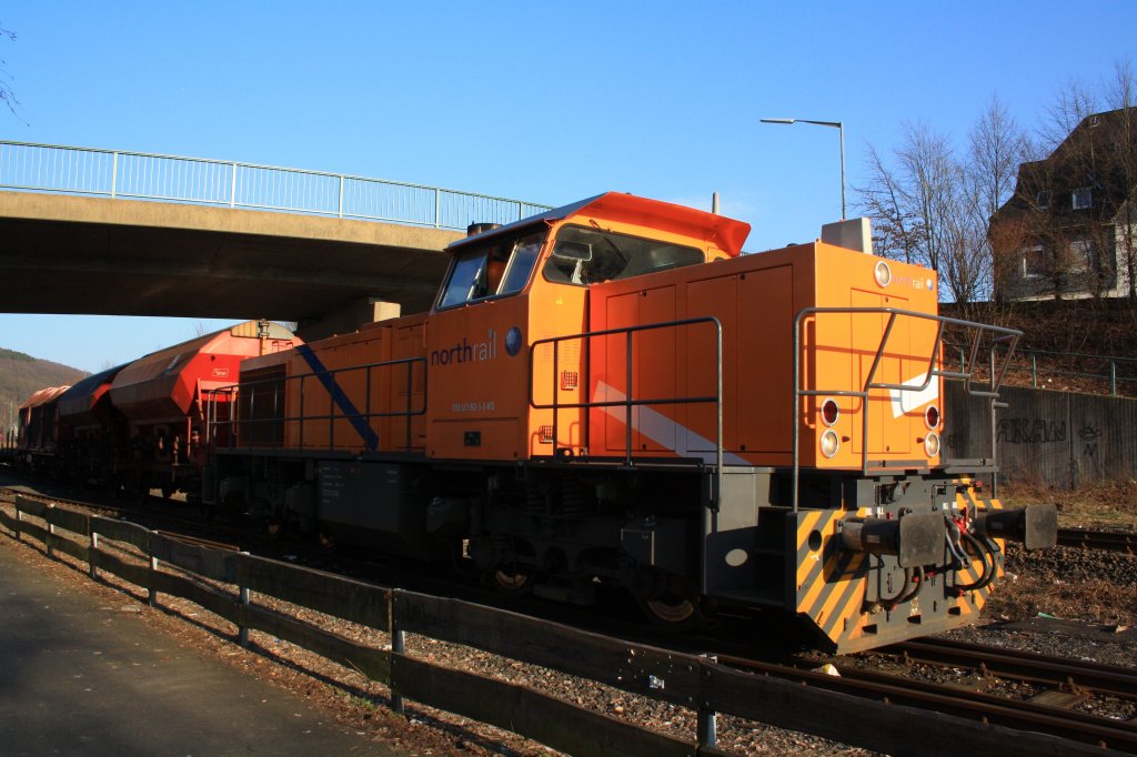 Die Kreisbahn Siegen-Wittgenstein (KSW) mit der northrail - Mietlok eine MaK G 1206 am 03.03.2011 in Herdorf. Die Lok mit Gterzug wartet auf Freies Signal zur einfahrt aufs DB-Gleis zur bergabefahrt in Richtung Betzdorf.
