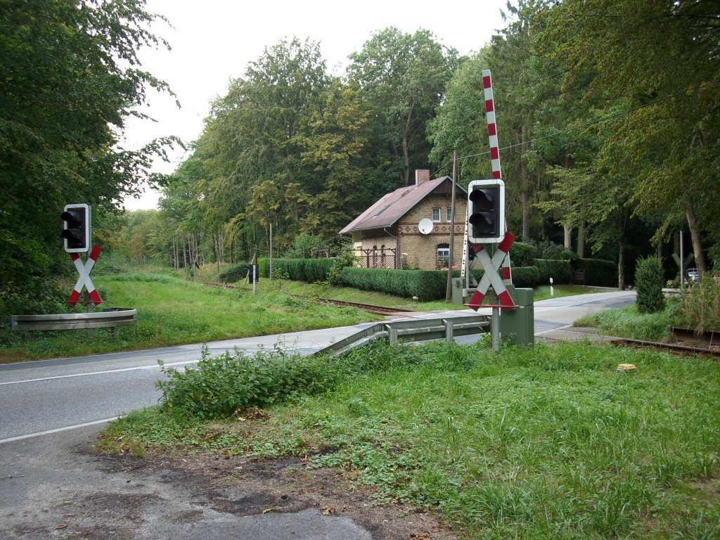Die Kreisstra�e Bergen/R�gen-Putbus �berquert am ehmaligen Haltepunkt Pastitz die Bahnstrecke Bergen/R�gen-Lauterbach Mole.