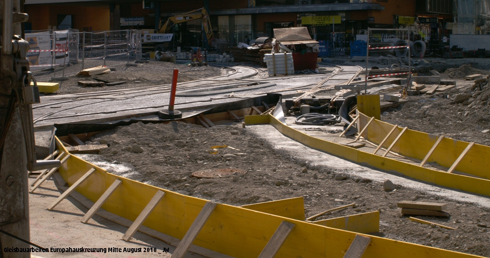 Die Kreuzung Museum-/Brunecker-/Ingenieur-Etzel-Stra�e. Hier trifft so ziemlich alles aufeinander, was in Innsbruck planm��ig auf einen Meter voneinander entfernten gewalzten Stahlr�dern herumf�hrt... selbst der morgendliche Stubaier Sch�lerkurs kommt hier vorbei. Auch die k�nftige Ost-West-Verbindung, die die heute auf Gummi ebenfalls hier durchrollende Linie O ersetzen soll, wird hier zu beobachten sein, ebenso wie die Bahn, die Hall mit V�ls verbinden wird (so Gott will). Noch, so ist man versucht zu sagen, ist die Gasse hohl, aber der Swietelsky hat schon im Einzelnen vereinbart, wer den Beton r�hren wird, und wenn das Ganze fertig sein wird, wird die Hohlheit der Gasse, was unser Hobby betrifft, noch betr�chtlich zunehmen. 21. August 2010 kHds