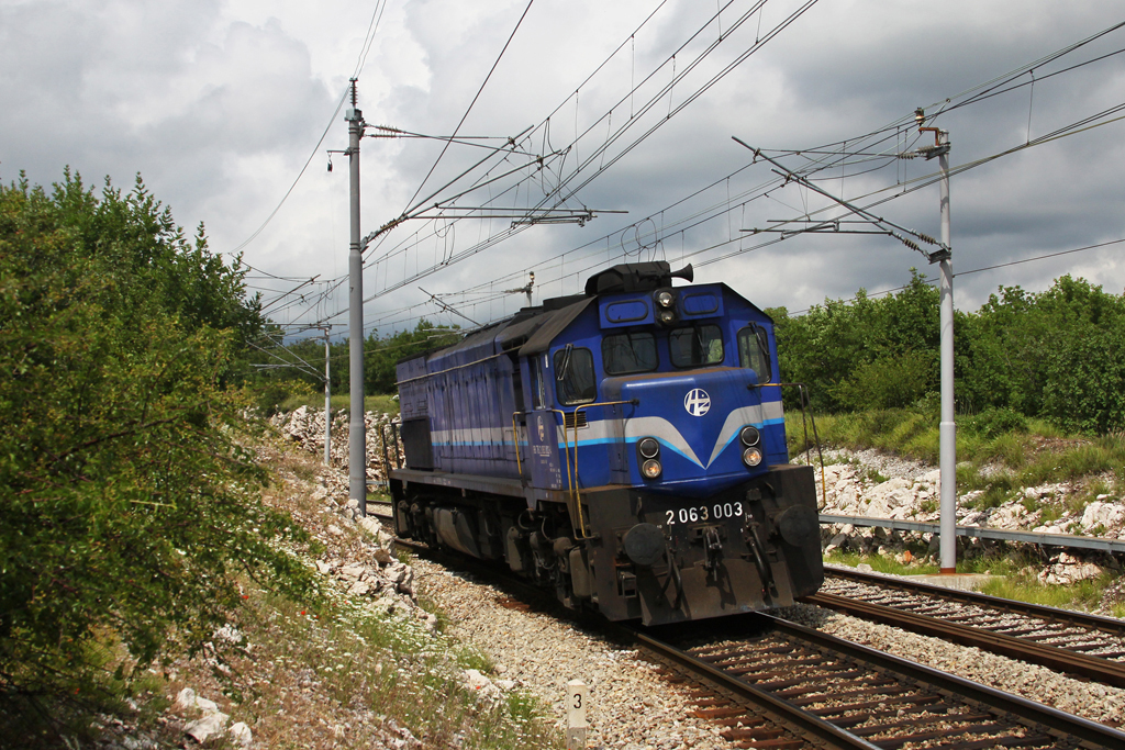 Die kroatische Diesellok 2063 003 ist am 08.06.2011 solo unterwegs in Richtung Rijeka. Aufgenommen bei Skrljevo.