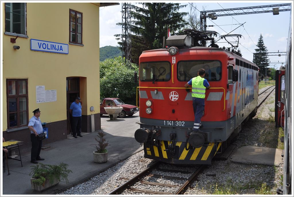 Die kroatische Zuglok 1141 302 wird im Grenzbahnhof Volinja gegen eine Lok der Bosnischen Bahnen getauscht. (28.06.2013)