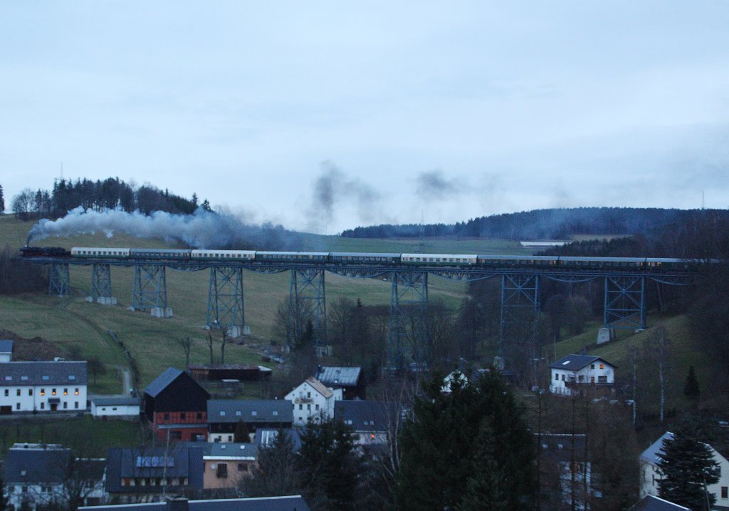 Die Krhnung des Tages war die berfahrt von 52 8047 und 52 8079 ber das Markersbacher Viadukt. (06.12.09) 