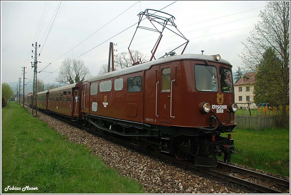 Die krzlich aus der Werksttte ausgetretene 1099 013 brachte am 23. April 2010 den REX 6810  TSCHERBR  nach St.Plten. (kurz vor Kirchberg an der Pielach)