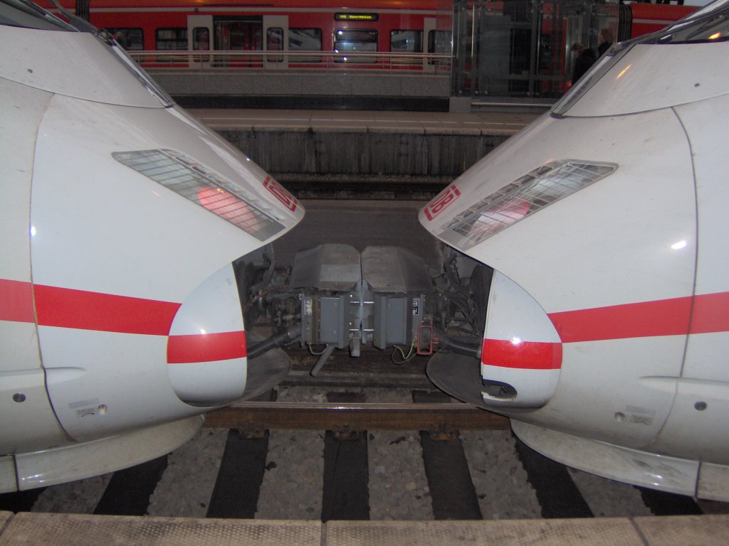 Die Kupplung zweier ICE 3 im Klner HBF.