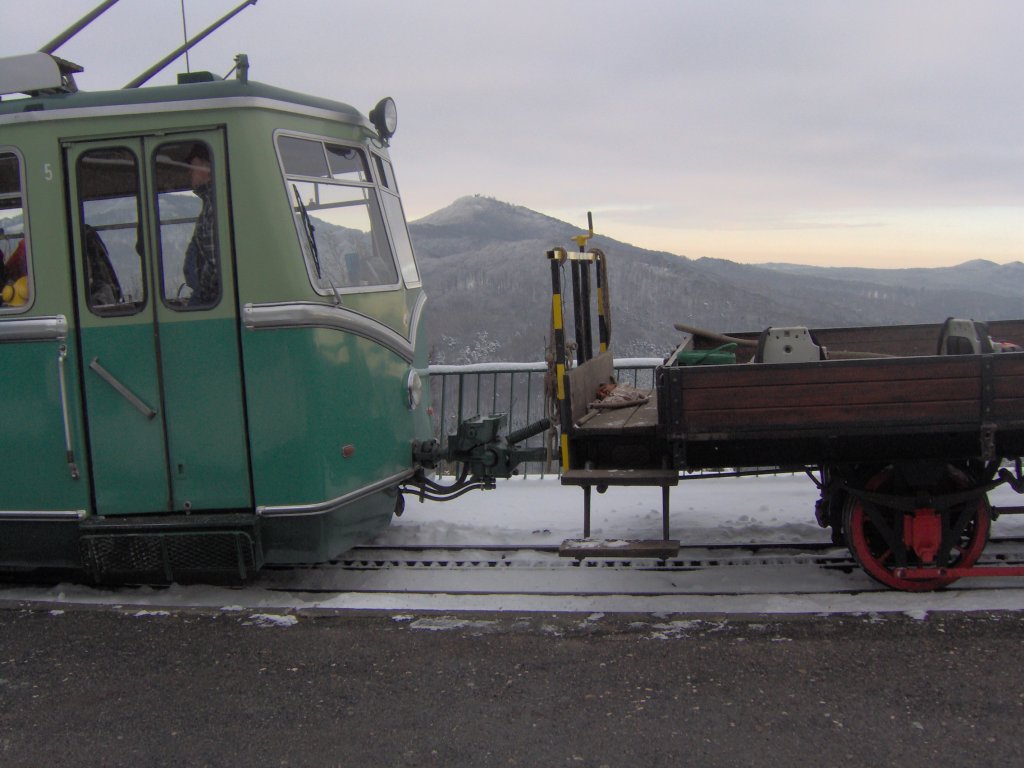 Die Kupplung zwischen einem Gterwagen und einem Zahnradtriebwagen der Drachenfelsbahn.