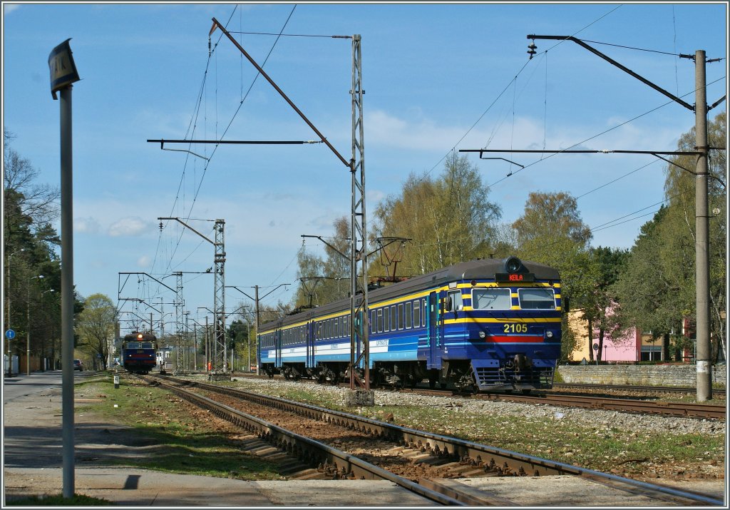 Die kurze  Strecke  zwischen Nmme und der Haltestelle Hiiu wird von den Gleisfhrung des Bahnhofs Nmme in Anspruch genommen, so dass sich die in Estland seltene Ansicht einer dreispurigen  Strecke  bietet, auf welcher sich gerade der Zug 524 nach Tallinn (links) und der Gegenzug 521 nach Keila (rechts) begegnen.
9. Mai 2012
