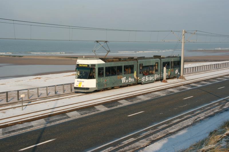 Die Kusttram am Strand von Oostende auf dem Weg gen S�den zwischen den Stationen Oostende-Ravelingen und Oostende-Raversijde; 27.11.2010