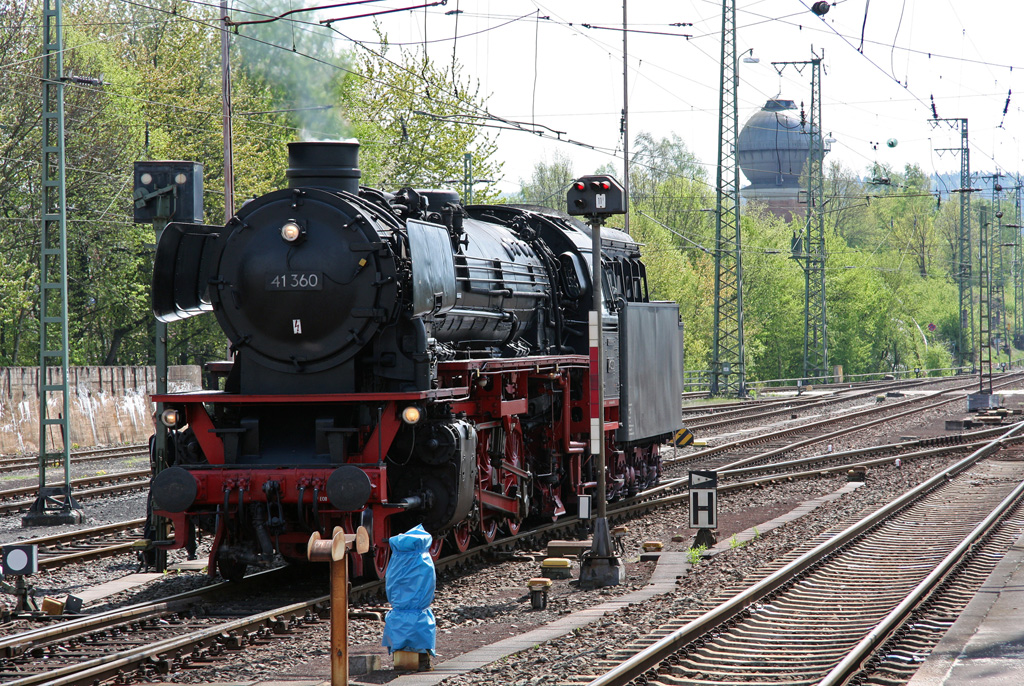 Die  Lady of Bismarck  wie sie liebevoll von den Oberhausenern Eisenbahnfreunden genannt wird, feiert in diesem Jahr ihren 70sten Geburtstag. Hier rangiert die lgefeuerte 41 360 am 30.04.2010 im Bahnhof Bebra. Im Hintergrund der Wasserturm, das Vereinsdomizil der Dampfmacher.