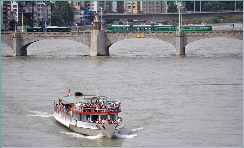 Die Llleknig ist gut besetzt und auf der Mittleren Rheinbrcke berquert ein Be 4/6 Snfte + 1 B4 den Rhein. (04.07.2012)