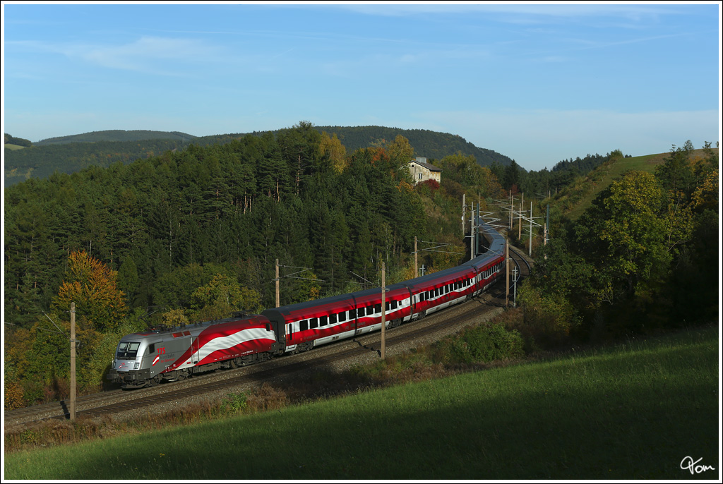 Die lngste Flagge sterreichs, 1116 249 fhrt mit dem Jubilumszug   175 Jahre Eisenbahn fr sterreich   als RJ 657 (Wien Meidling - Graz) ber die Steinbauer Wiese nahe Eichberg. 
18.10.2012