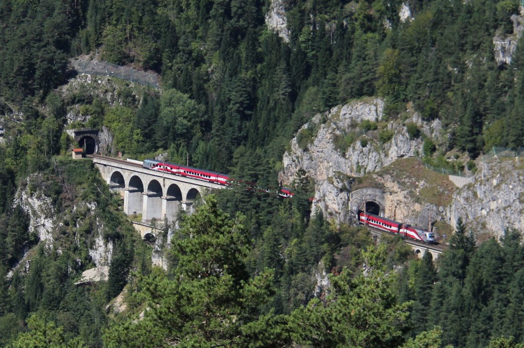 Die Lngste Flagge sterreichs zw Kleiner Krausel Tunnel, der Krausel Klause kurz vor der Einfahrt in den Polleros Tunnel als RJ 559  powered by Bank Austria  von Wien Meidling (Mi) nach Graz Hauptbahnhof (G); am 08.09.2012