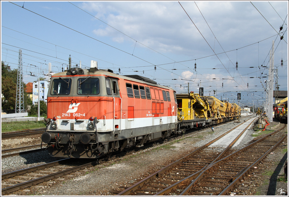 Die lange in Knittelfeld stationierte Diesellok 2143 062, beim Bauzugeinsatz im  Bahnhof Zeltweg.  
28_9_2011