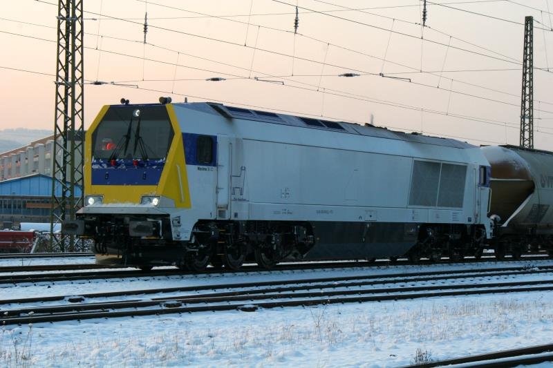 Die leasing Maxima 30 CC 001 der Ox-traction bernimmt einen Kalkzug der Rbelandbahn in Blankenburg Nord; 19.12.2009