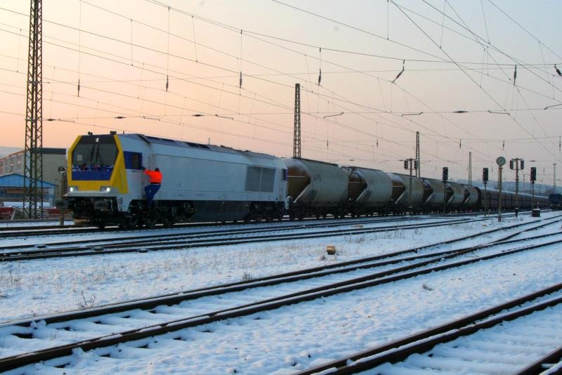 Die leasing Maxima 30 CC 001 der Ox-traction bernimmt einen Kalkzug der Rbelandbahn in Blankenburg Nord; 19.12.2009